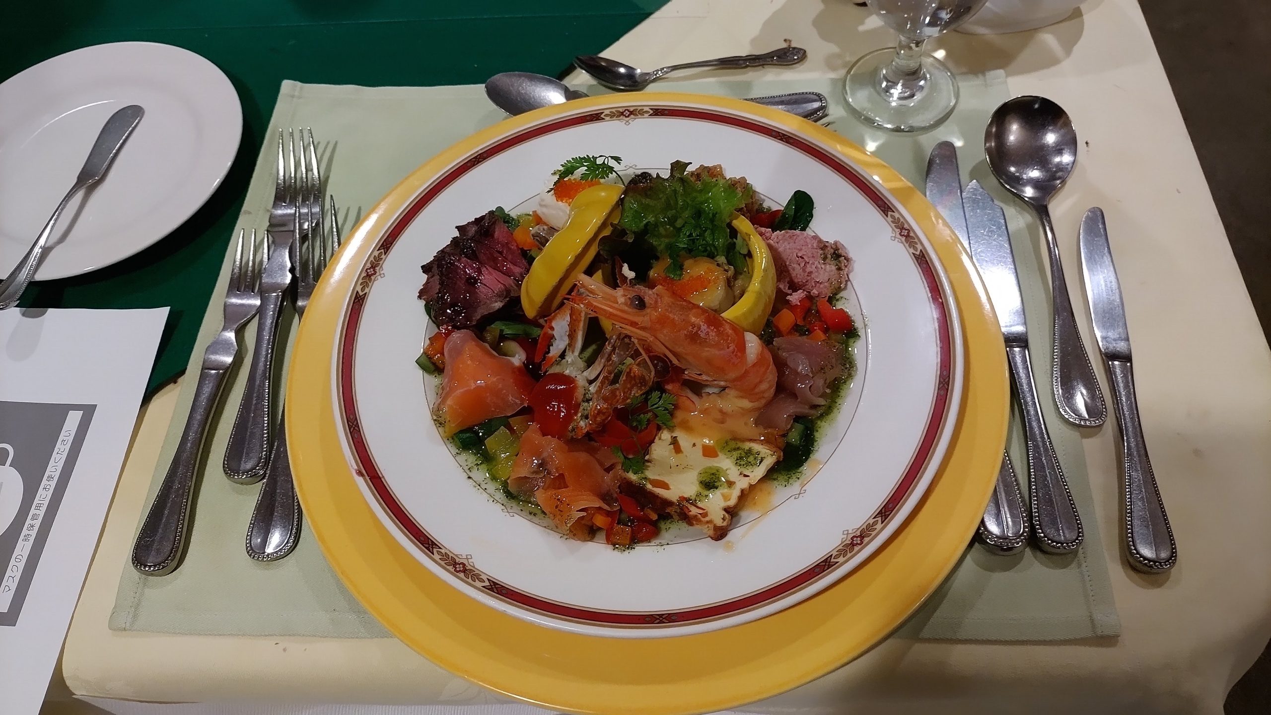 前菜盛り合わせ これだけでワイン一本いける エビ、かに、生ハムメロン、ローストビーフ、中央黄色いポットはアボガドソースのホタテ貝柱 スモークサーモン、パテなど